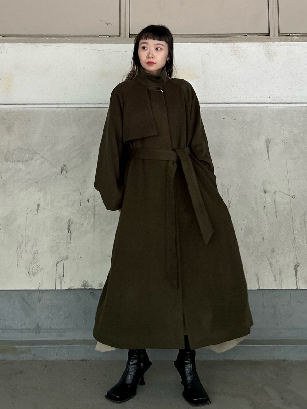 ブラック系のブーツを着用したレディースの秋コーディネートの4枚目の写真