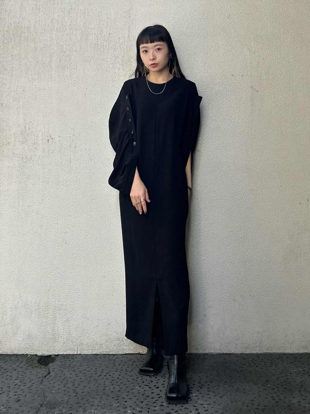 ブラック系のブーツを着用したレディースの秋コーディネートの2枚目の写真