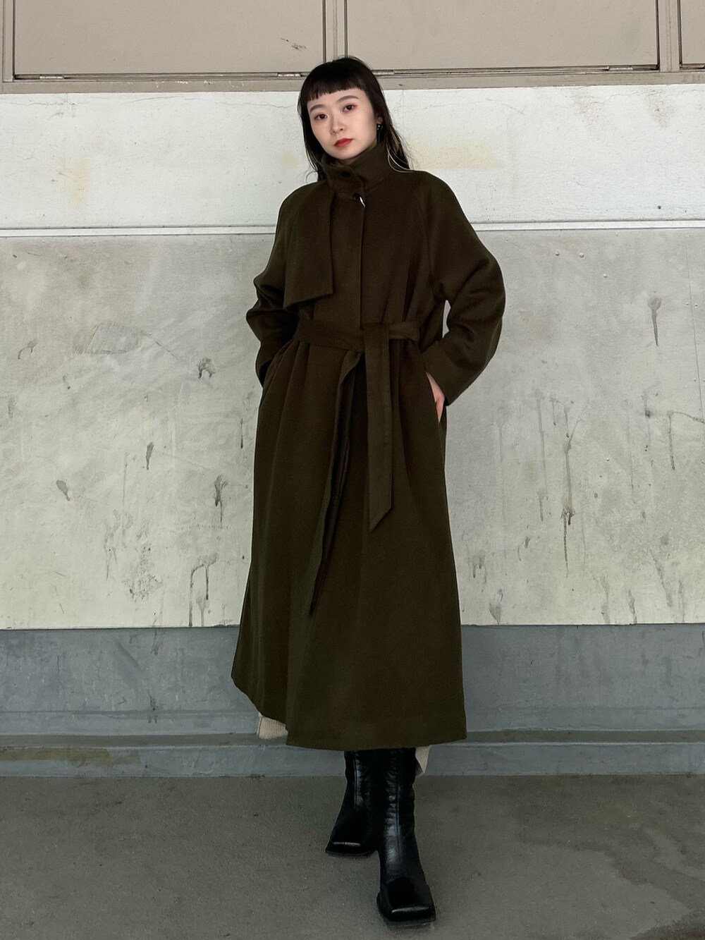 ブラック系のブーツを着用したレディースの秋コーディネートの3枚目の写真