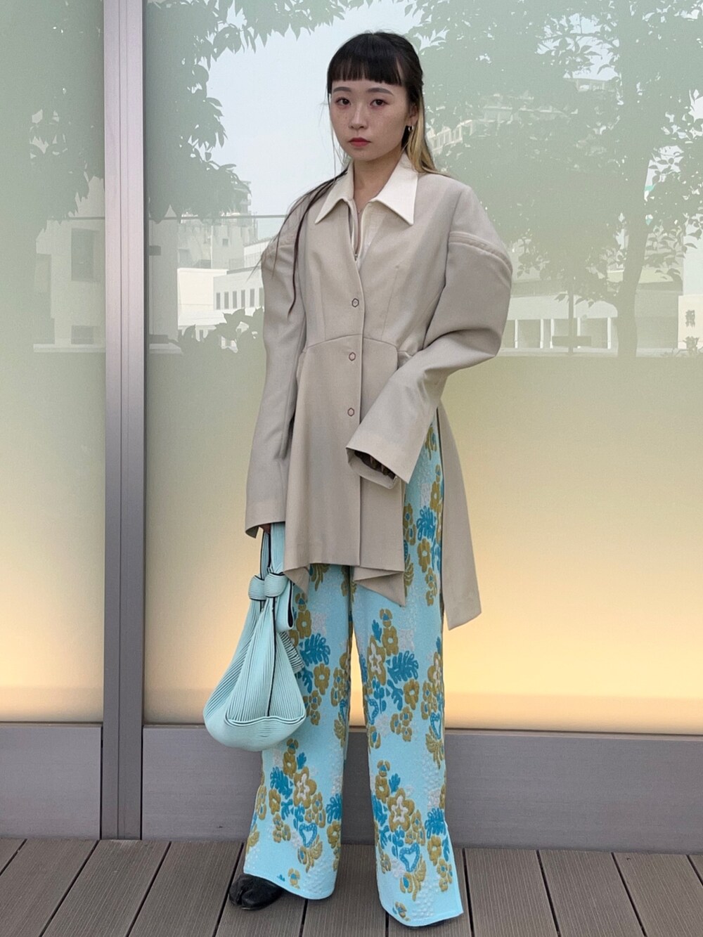 ブルー系のその他パンツ、ホワイト系のシャツ/ブラウス、グリーン系のハンドバッグを着用したレディースの春コーディネートの4枚目の写真