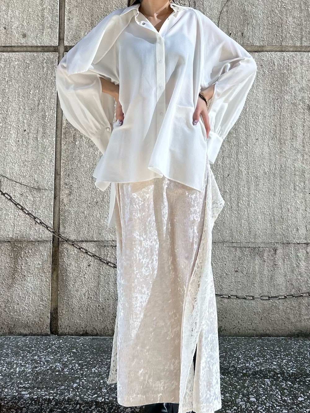 ホワイト系のスカート、ホワイト系のシャツ/ブラウス、ブラック系のブーツを着用したレディースの冬コーディネートの4枚目の写真