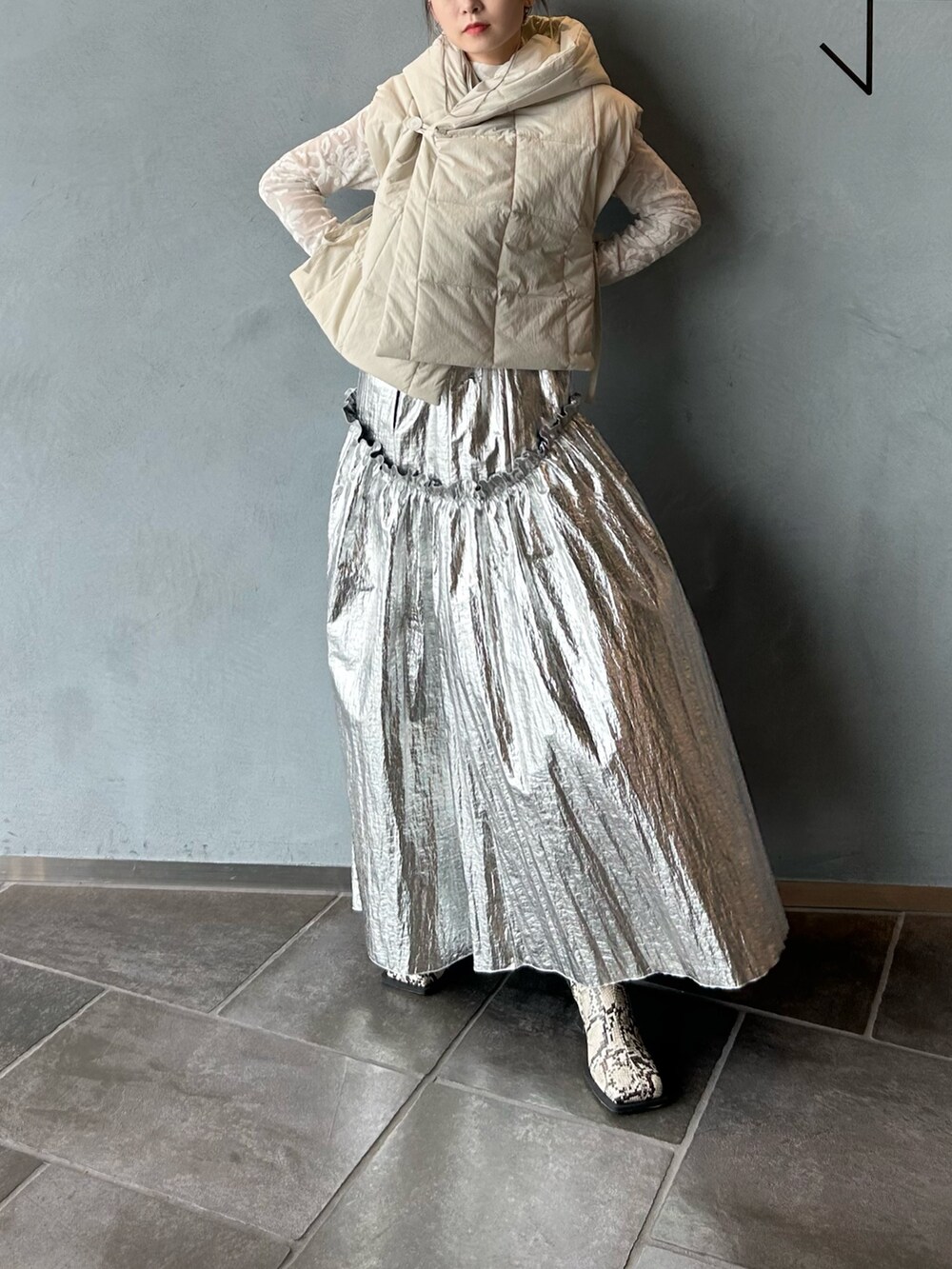 その他のブーツ、ホワイト系のTシャツ/カットソー、シルバー系のスカートを着用したレディースの秋コーディネートの5枚目の写真