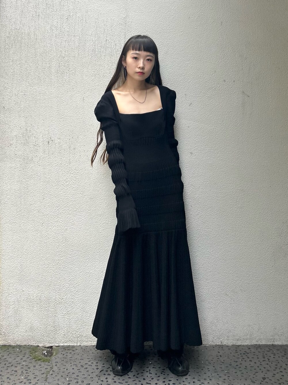 ブラック系のスラックスを着用したレディースの秋コーディネートの5枚目の写真