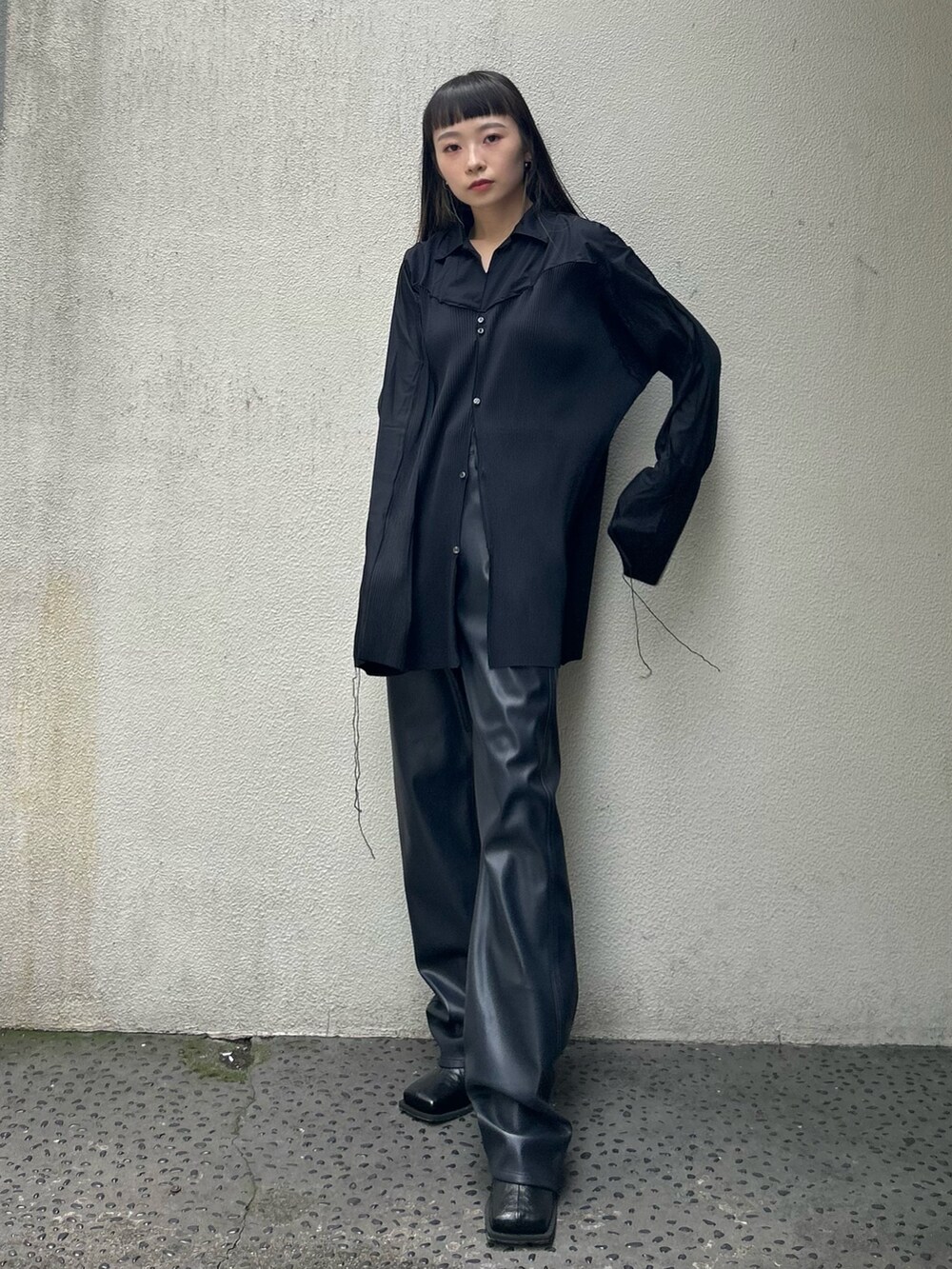 ブルー系のチノパンツ、ブラック系のブーツ、ブラック系のシャツ/ブラウスを着用したレディースの秋コーディネートの4枚目の写真