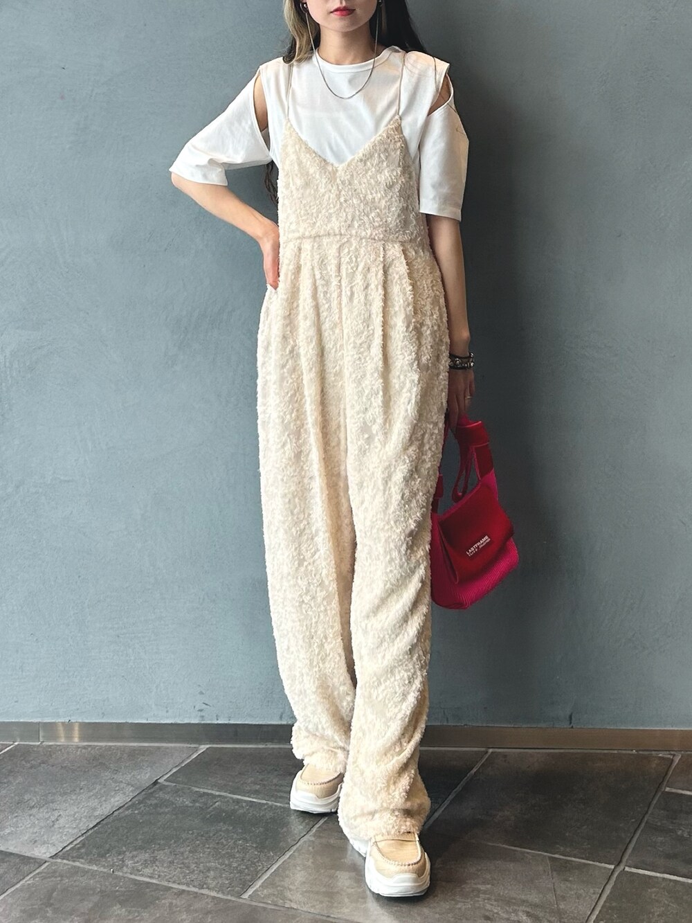 レッド系のハンドバッグ、ホワイト系のつなぎ/オールインワン、ホワイト系のTシャツ/カットソーを着用したレディースの春コーディネートの5枚目の写真