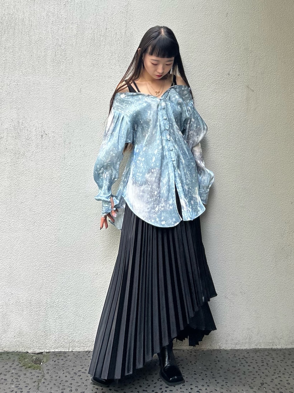 ブラック系のスカート、ブラック系のブーツ、ブルー系のシャツ/ブラウスを着用したレディースの秋コーディネートの2枚目の写真