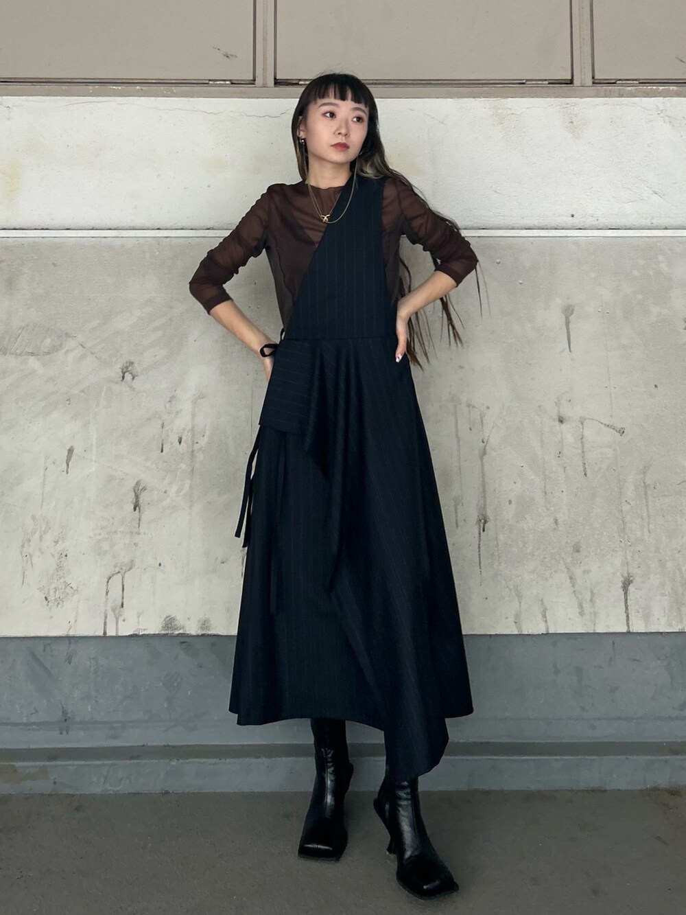 ブラック系のブーツ、ブラウン系のTシャツ/カットソーを着用したレディースの秋コーディネートの5枚目の写真