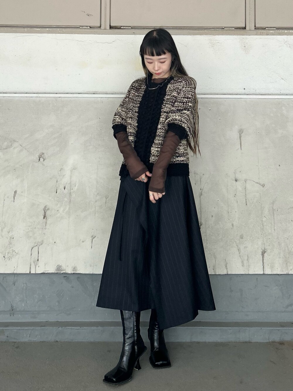 ブラウン系のTシャツ/カットソー、その他のカーディガン/ボレロ、ブラック系のブーツを着用したレディースの秋コーディネートの4枚目の写真