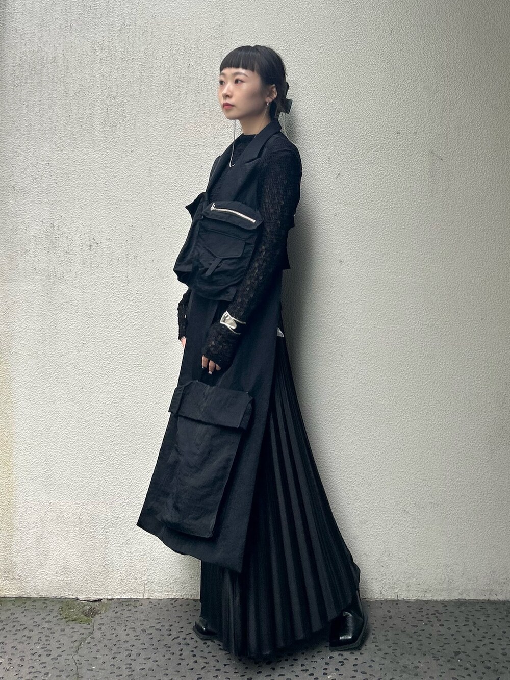 ブラック系のブーツ、ブラック系のTシャツ/カットソー、ブラック系のミリタリージャケットを着用したレディースの秋コーディネートの2枚目の写真