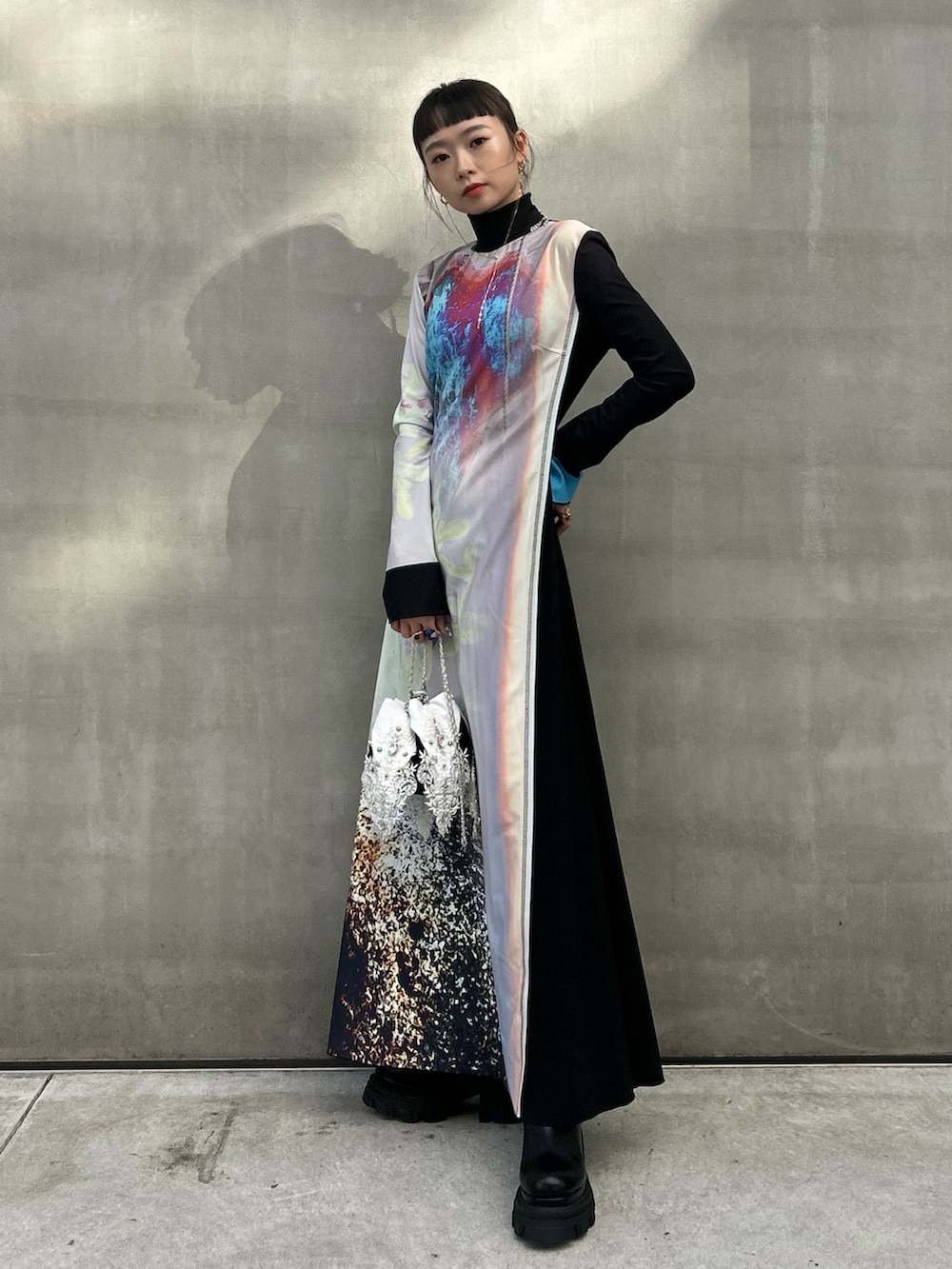 ブラック系のブーツを着用したレディースの冬コーディネートの5枚目の写真