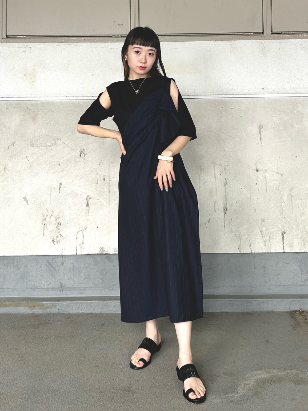ブラック系のTシャツ/カットソー、ブラック系のその他シューズを着用したレディースの夏コーディネートの4枚目の写真
