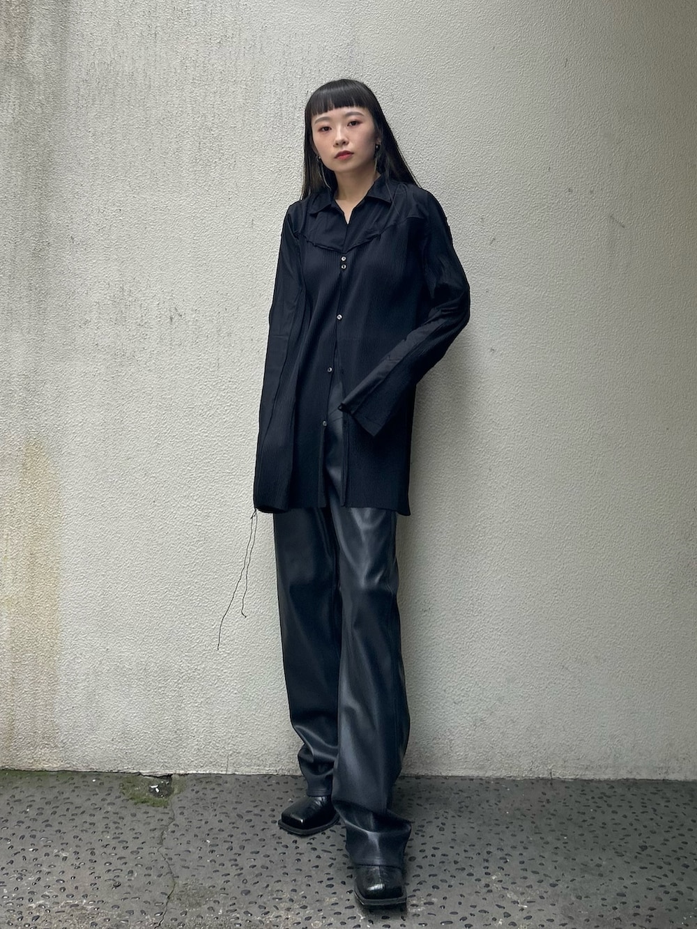 ブルー系のチノパンツ、ブラック系のブーツ、ブラック系のシャツ/ブラウスを着用したレディースの秋コーディネートの2枚目の写真