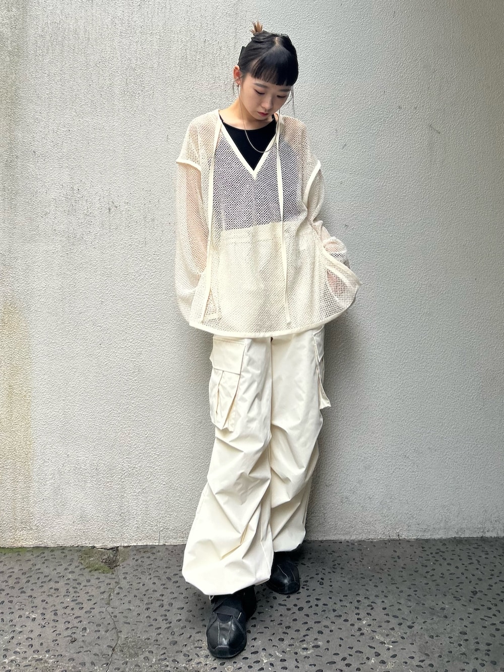 ホワイト系のTシャツ/カットソー、ホワイト系のカーゴパンツを着用したレディースの夏コーディネートの2枚目の写真