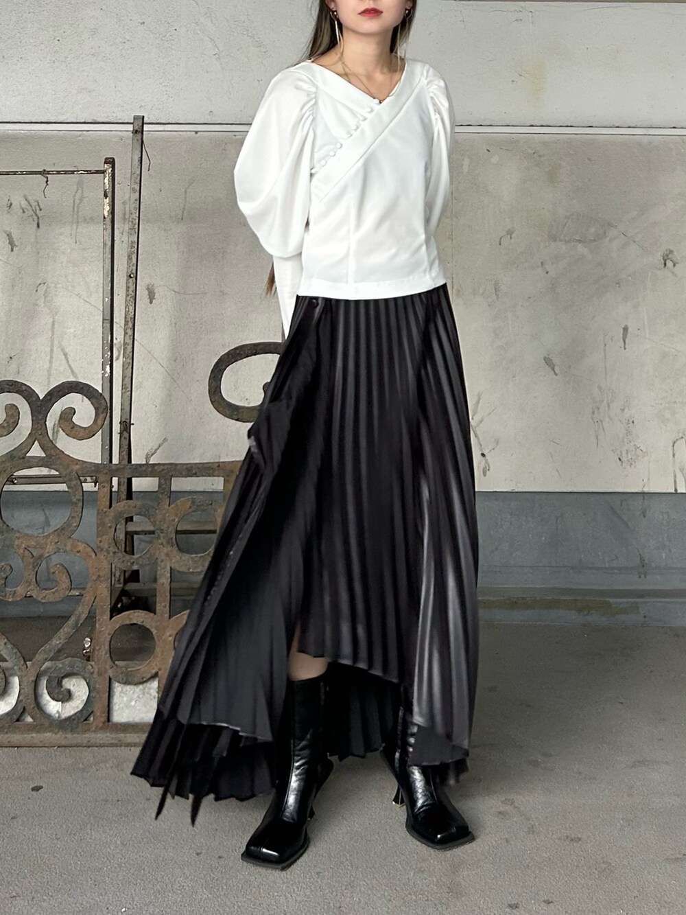 ブラック系のブーツを着用したレディースの秋コーディネートの4枚目の写真