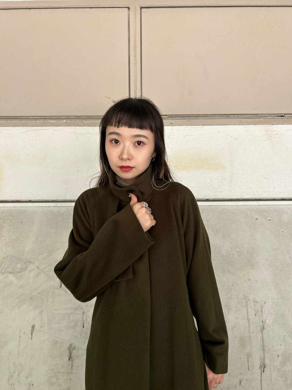 ブラック系のブーツを着用したレディースの秋コーディネートの5枚目の写真