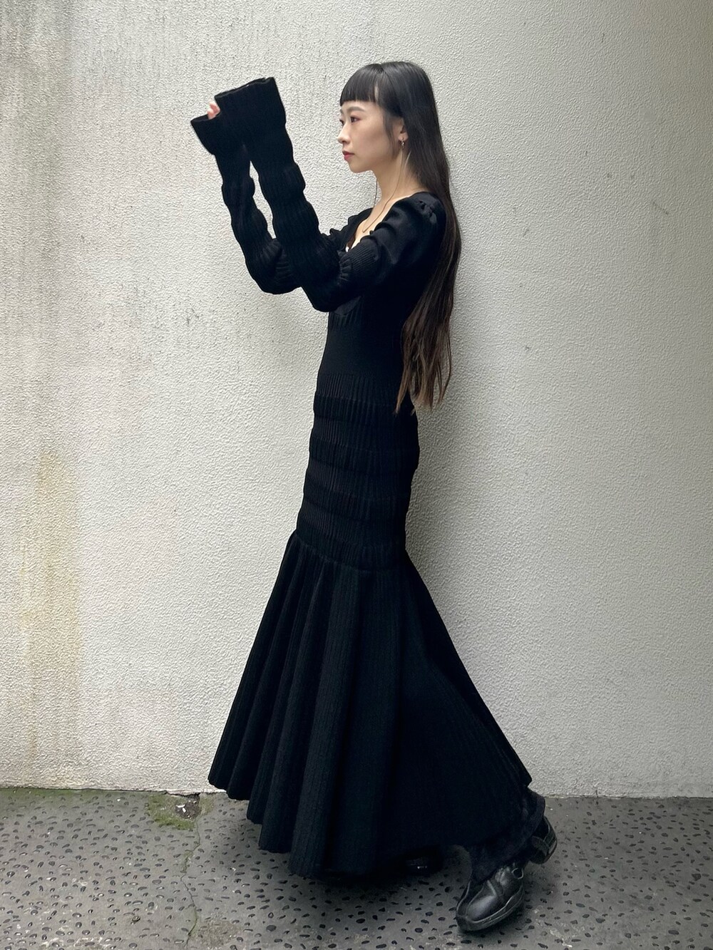 ブラック系のスラックスを着用したレディースの秋コーディネートの2枚目の写真