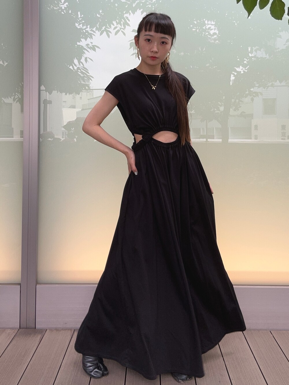 ベージュ系のTシャツ/カットソー、グリーン系のショルダーバッグ、ブラック系のワンピースを着用したレディースの春コーディネートの4枚目の写真