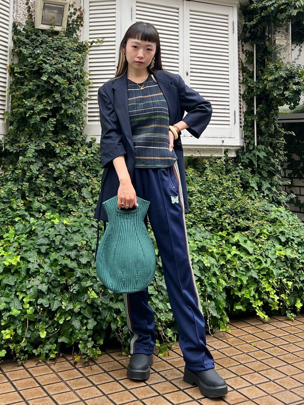 ブラック系のブーツを着用したレディースの夏コーディネートの5枚目の写真