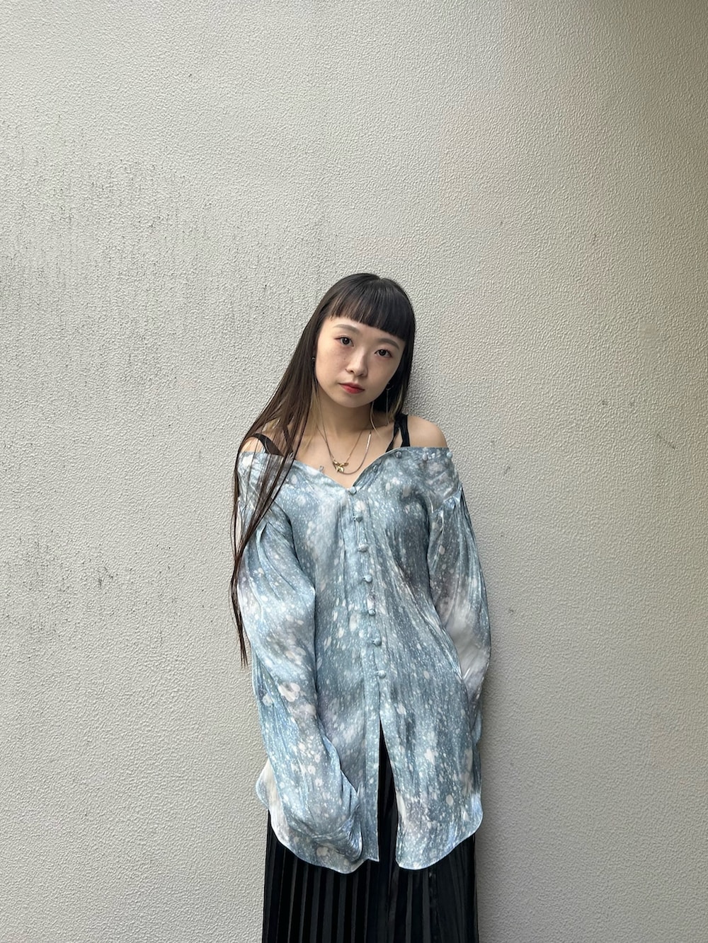 ブラック系のスカート、ブラック系のブーツ、ブルー系のシャツ/ブラウスを着用したレディースの秋コーディネートの5枚目の写真