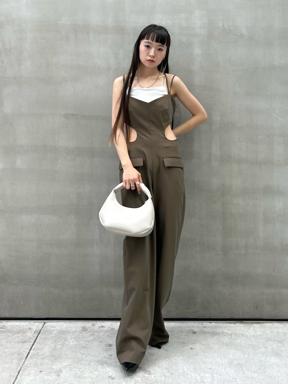 グリーン系のつなぎ/オールインワン、ベージュ系のハンドバッグを着用したレディースの夏コーディネートの3枚目の写真