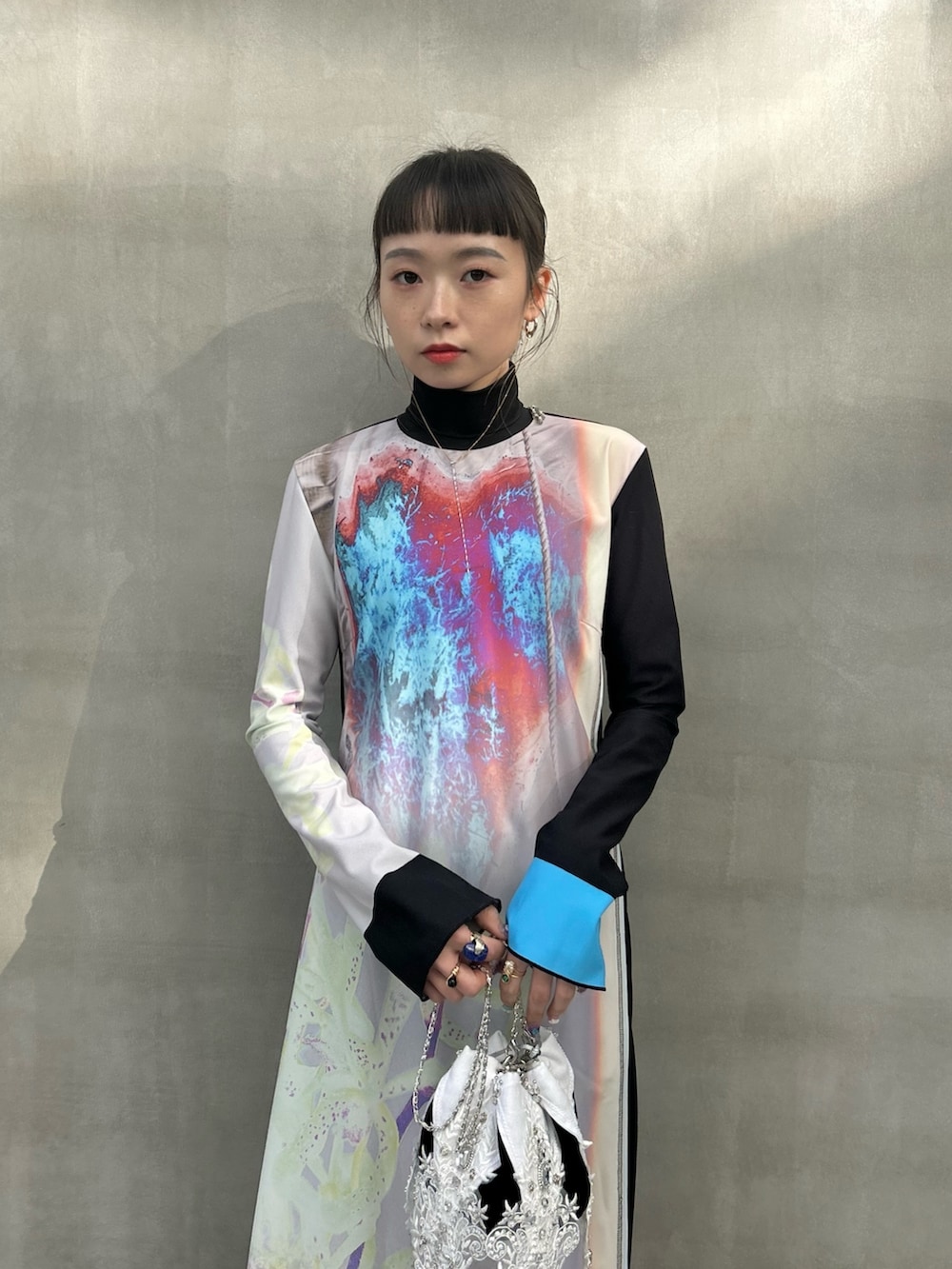 ブラック系のブーツを着用したレディースの冬コーディネートの3枚目の写真