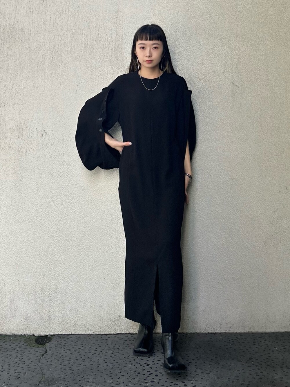 ブラック系のブーツを着用したレディースの秋コーディネートの4枚目の写真