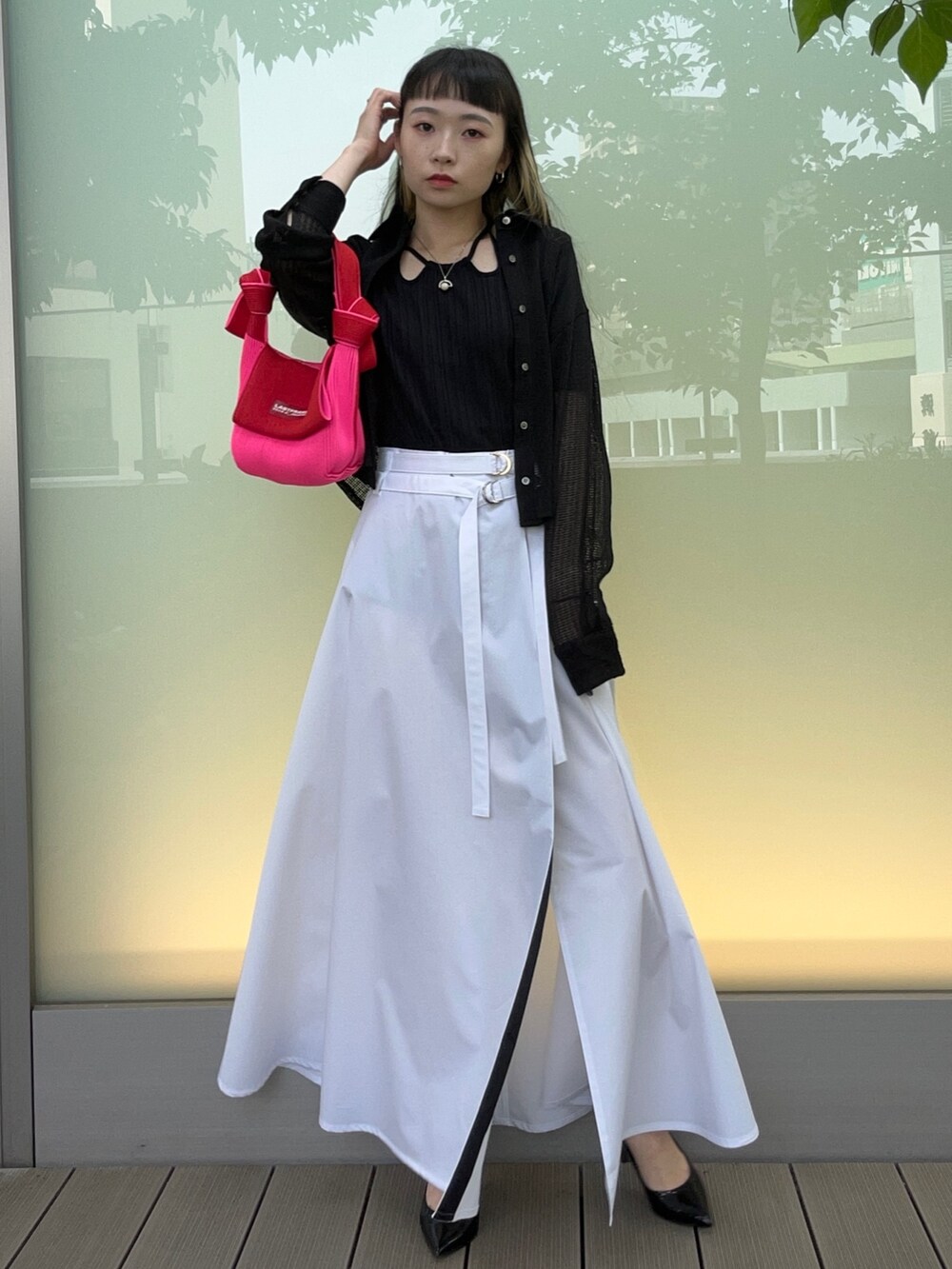 ブラック系のシャツ/ブラウス、ホワイト系のスカート、レッド系のハンドバッグを着用したレディースの春コーディネートの4枚目の写真