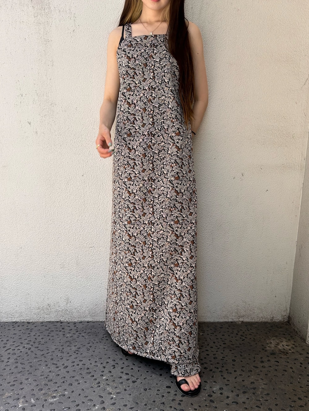 ブラック系のワンピースを着用したレディースの春コーディネートの5枚目の写真