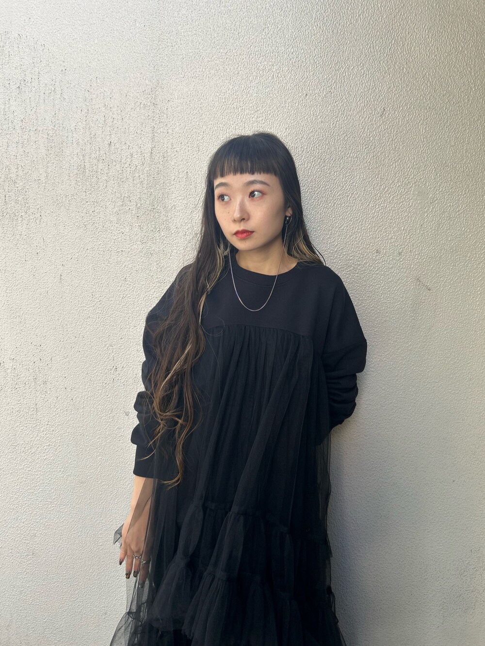 ブラック系のカーゴパンツ、ブラック系のブーツ、ブラック系のドレスを着用したレディースの秋コーディネートの3枚目の写真