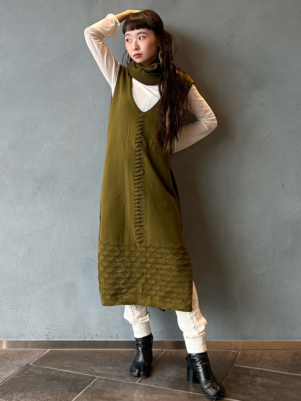 グリーン系のドレスを着用したレディースの春コーディネートの5枚目の写真