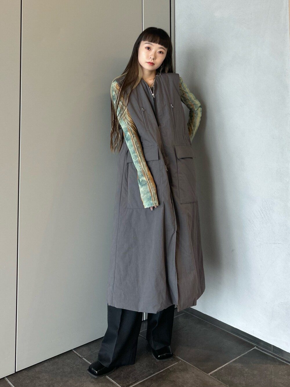 その他のTシャツ/カットソー、ブラック系のブーツを着用したレディースの秋コーディネートの2枚目の写真