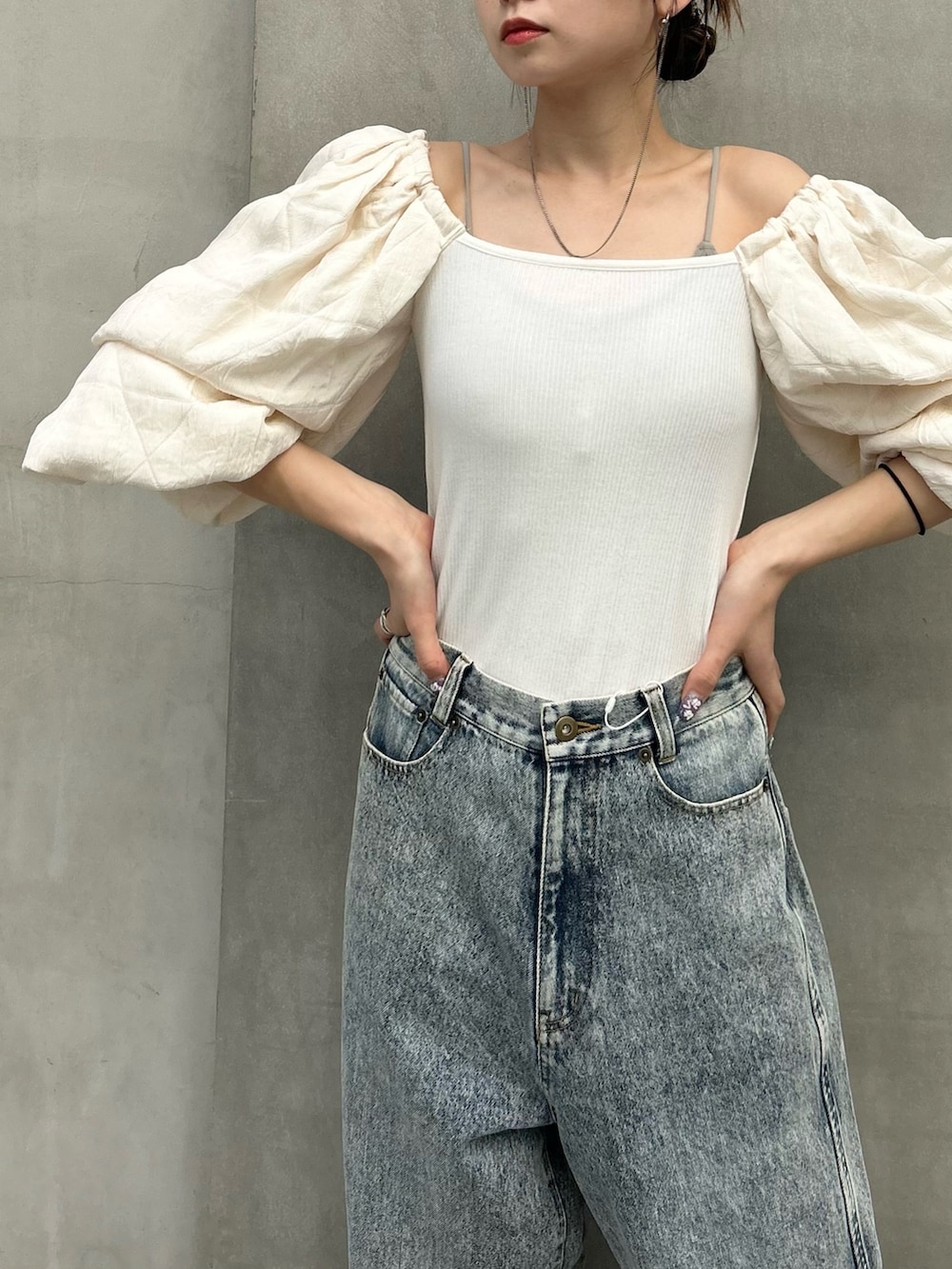 ブルー系のデニムパンツ、ホワイト系のTシャツ/カットソー、シルバー系のブーツを着用したレディースの秋コーディネートの5枚目の写真