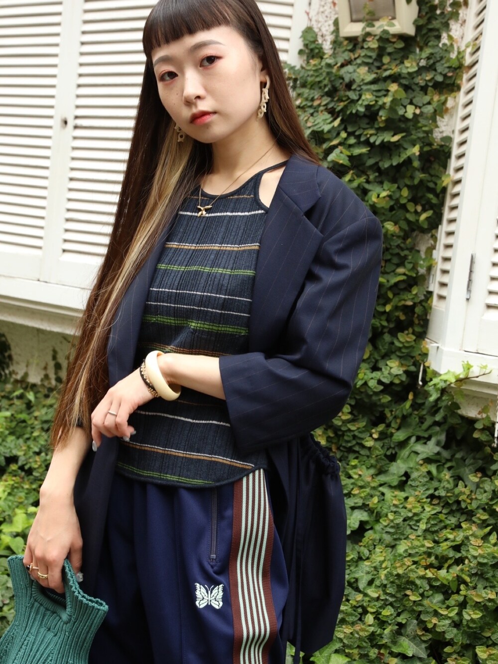 ブラック系のブーツを着用したレディースの夏コーディネートの3枚目の写真