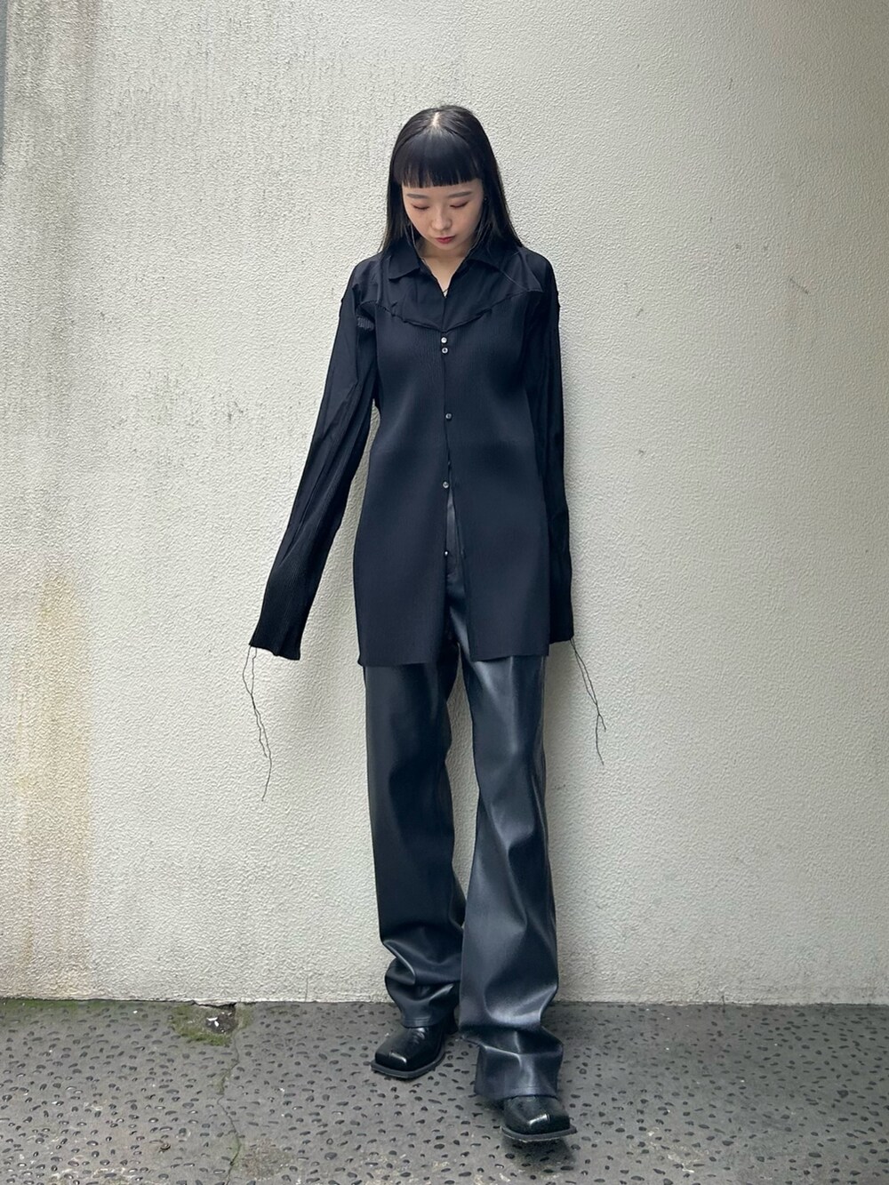 ブルー系のチノパンツ、ブラック系のブーツ、ブラック系のシャツ/ブラウスを着用したレディースの秋コーディネートの3枚目の写真