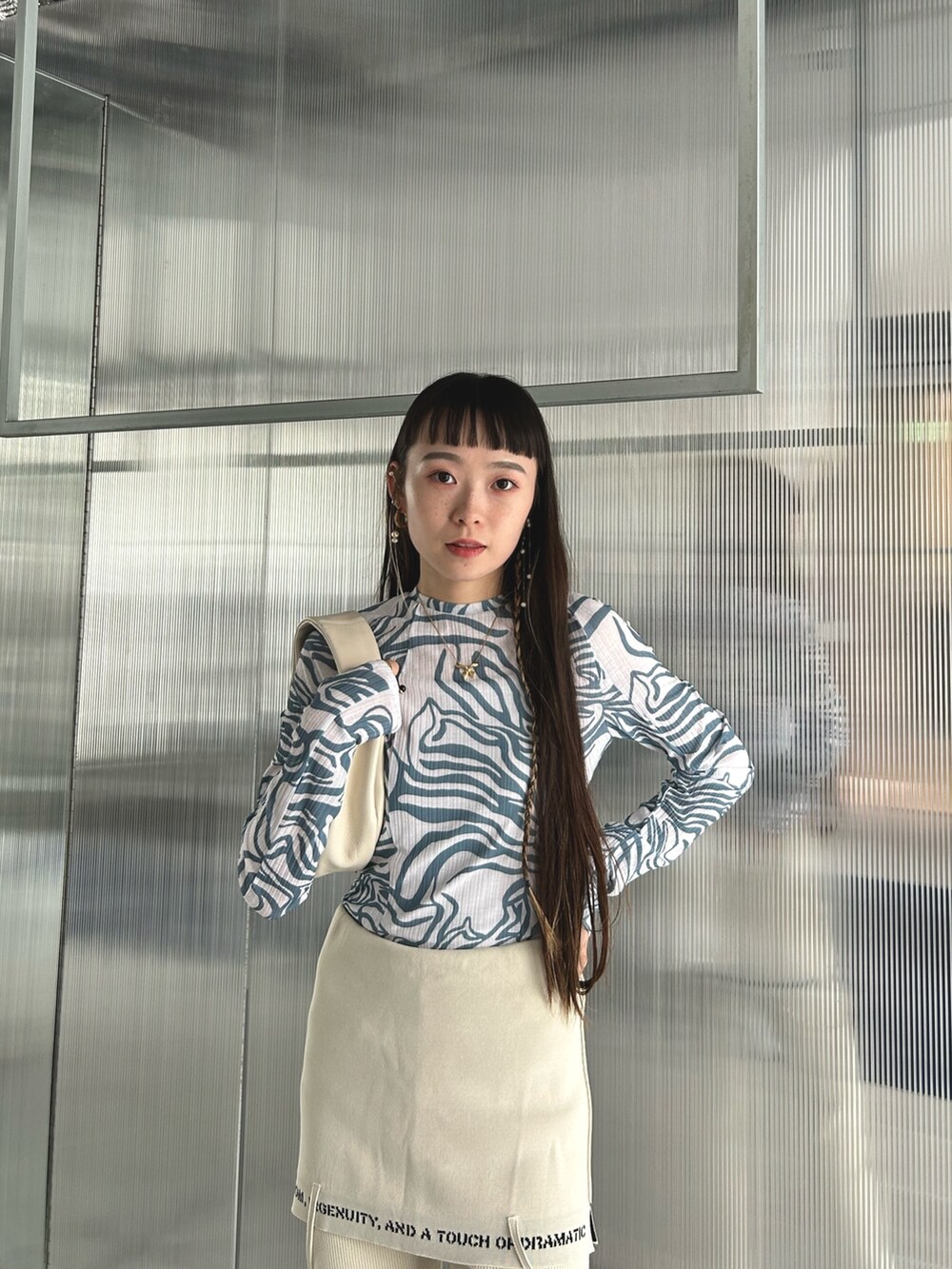 ブルー系のTシャツ/カットソー、ベージュ系のつなぎ/オールインワンを着用したレディースの夏コーディネートの4枚目の写真