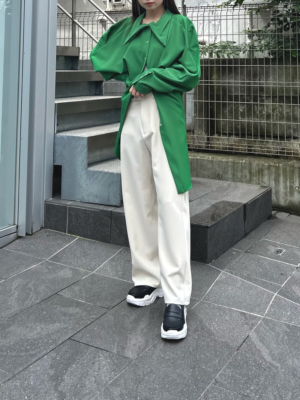 ホワイト系のスラックスを着用したレディースの夏コーディネートの4枚目の写真