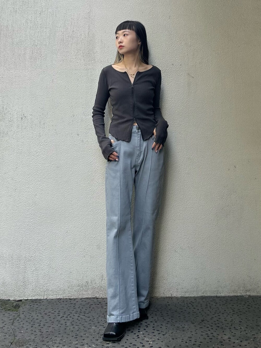 グレー系のTシャツ/カットソー、ブルー系のデニムパンツ、ブラック系のブーツを着用したレディースの秋コーディネートの3枚目の写真