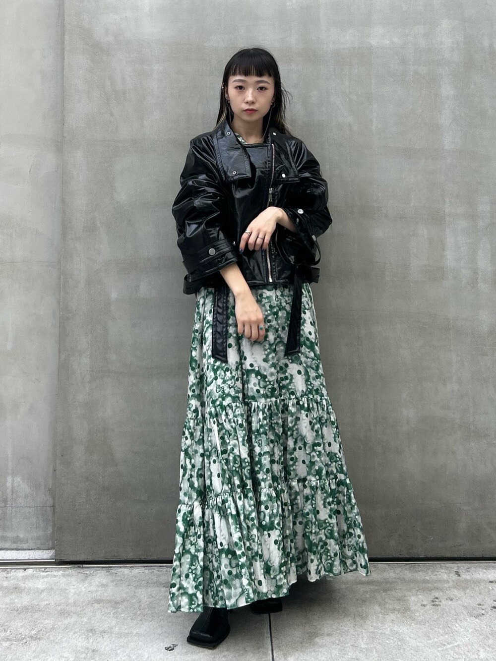 ブラック系のブルゾン、ブラック系のブーツを着用したレディースの秋コーディネートの2枚目の写真