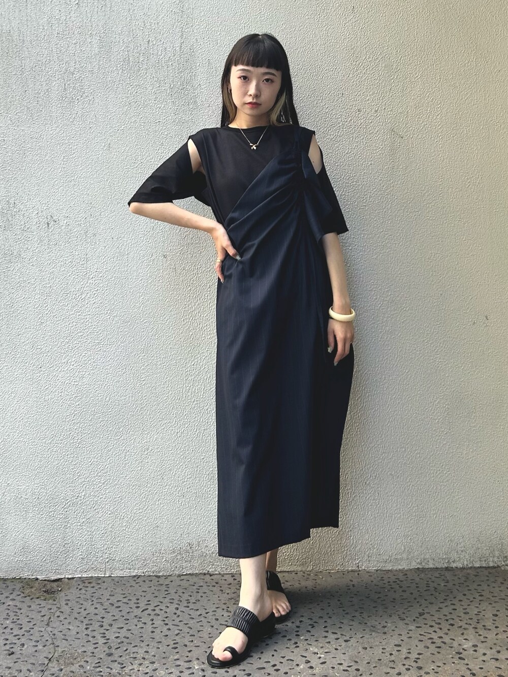 ブラック系のTシャツ/カットソー、ブラック系のその他シューズを着用したレディースの夏コーディネートの5枚目の写真