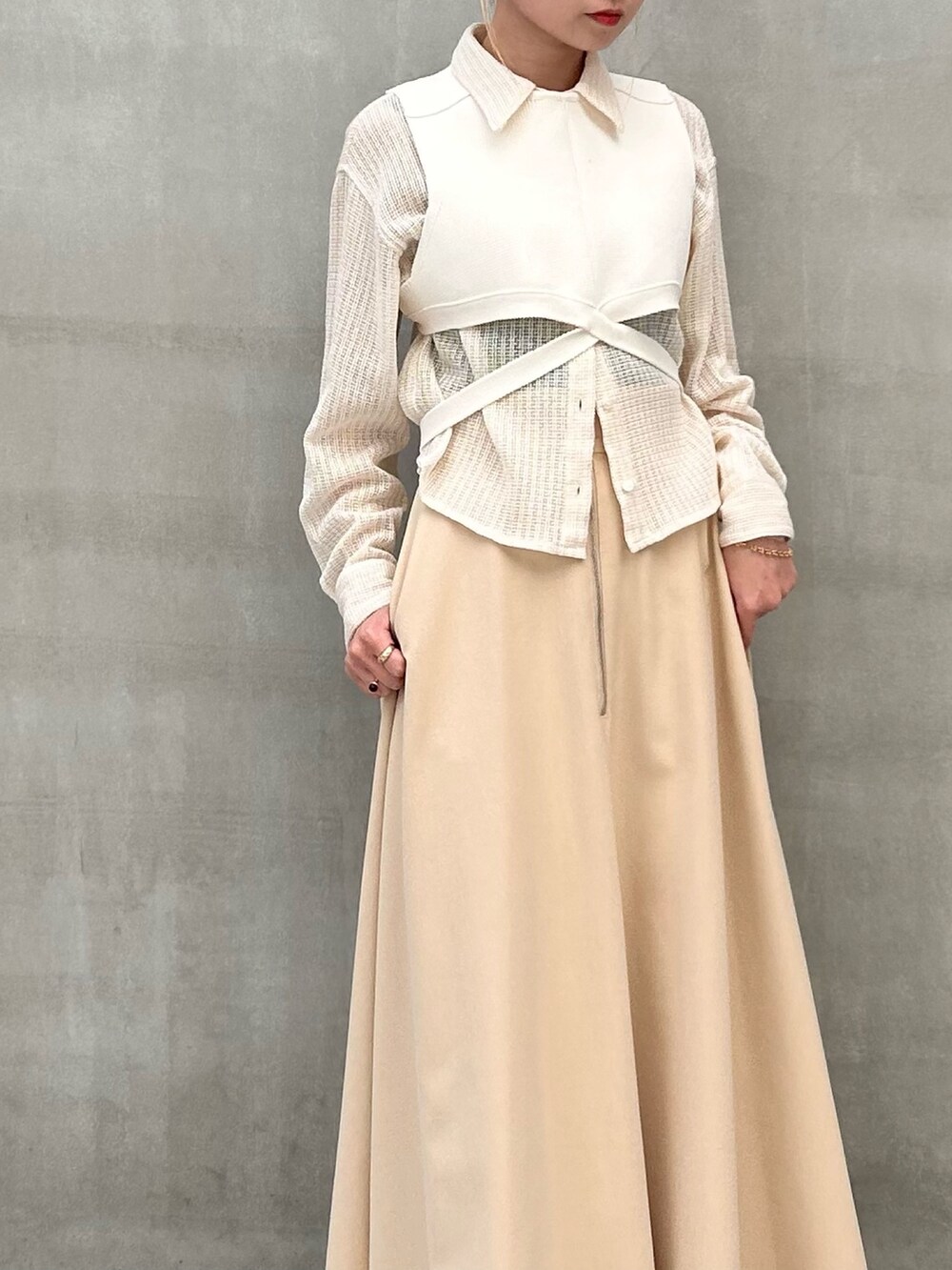 ベージュ系のスカート、ホワイト系のシャツ/ブラウス、ホワイト系のTシャツ/カットソーを着用したレディースの春コーディネートの5枚目の写真