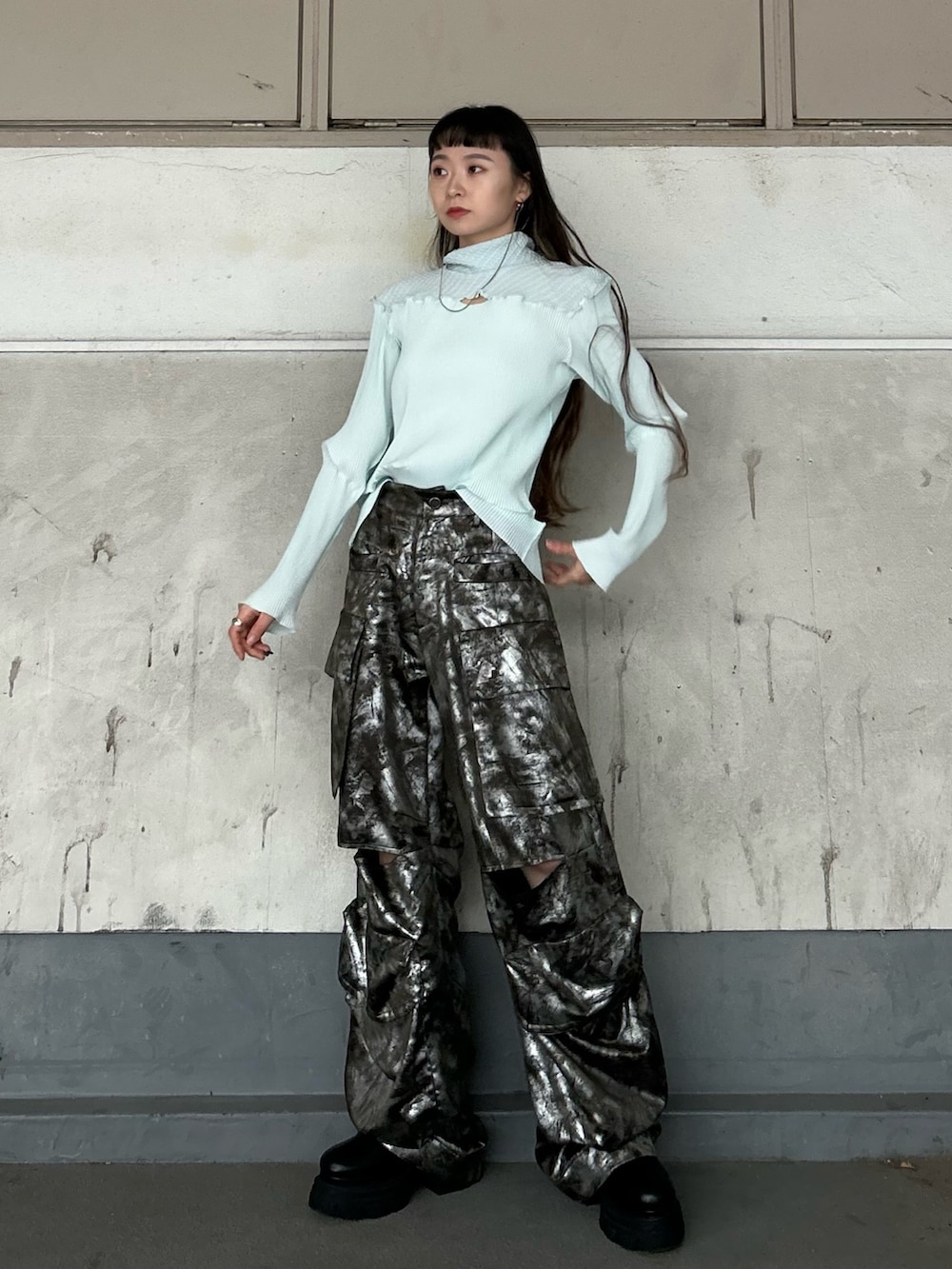 シルバー系のその他パンツ、ブルー系のTシャツ/カットソー、ブラック系のブーツを着用したレディースの秋コーディネートの4枚目の写真