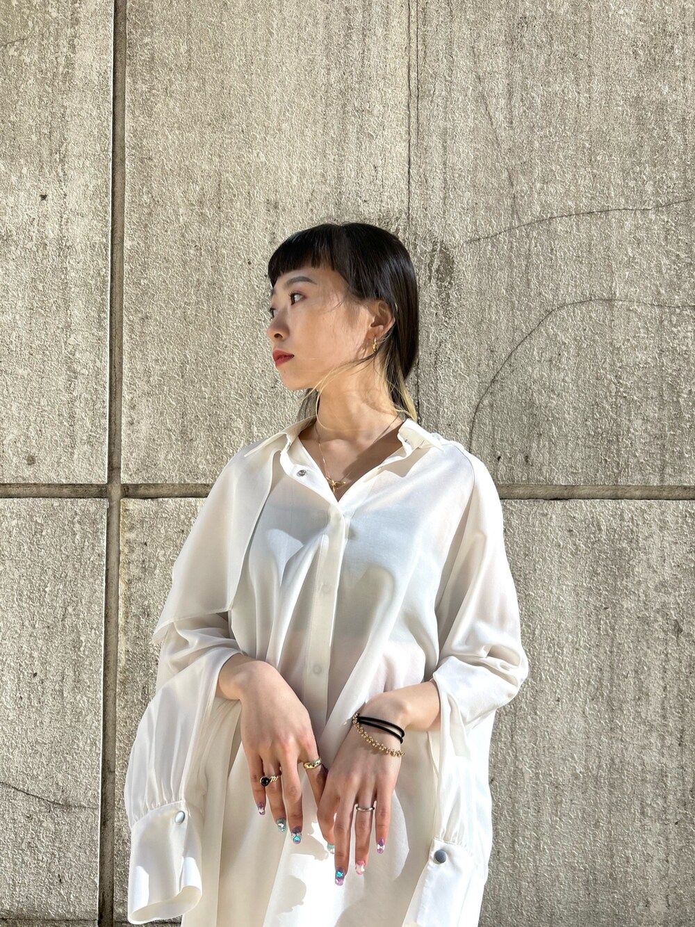 ホワイト系のスカート、ホワイト系のシャツ/ブラウス、ブラック系のブーツを着用したレディースの冬コーディネートの5枚目の写真