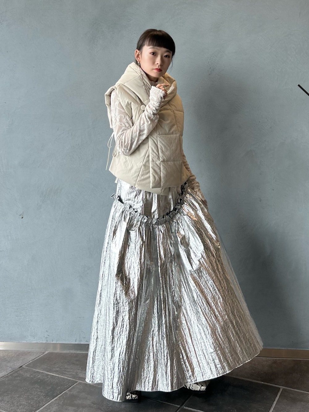 その他のブーツ、ホワイト系のTシャツ/カットソー、シルバー系のスカートを着用したレディースの秋コーディネートの3枚目の写真