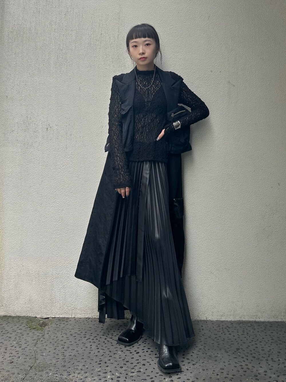 ブラック系のブーツ、ブラック系のTシャツ/カットソー、ブラック系のミリタリージャケットを着用したレディースの秋コーディネートの3枚目の写真