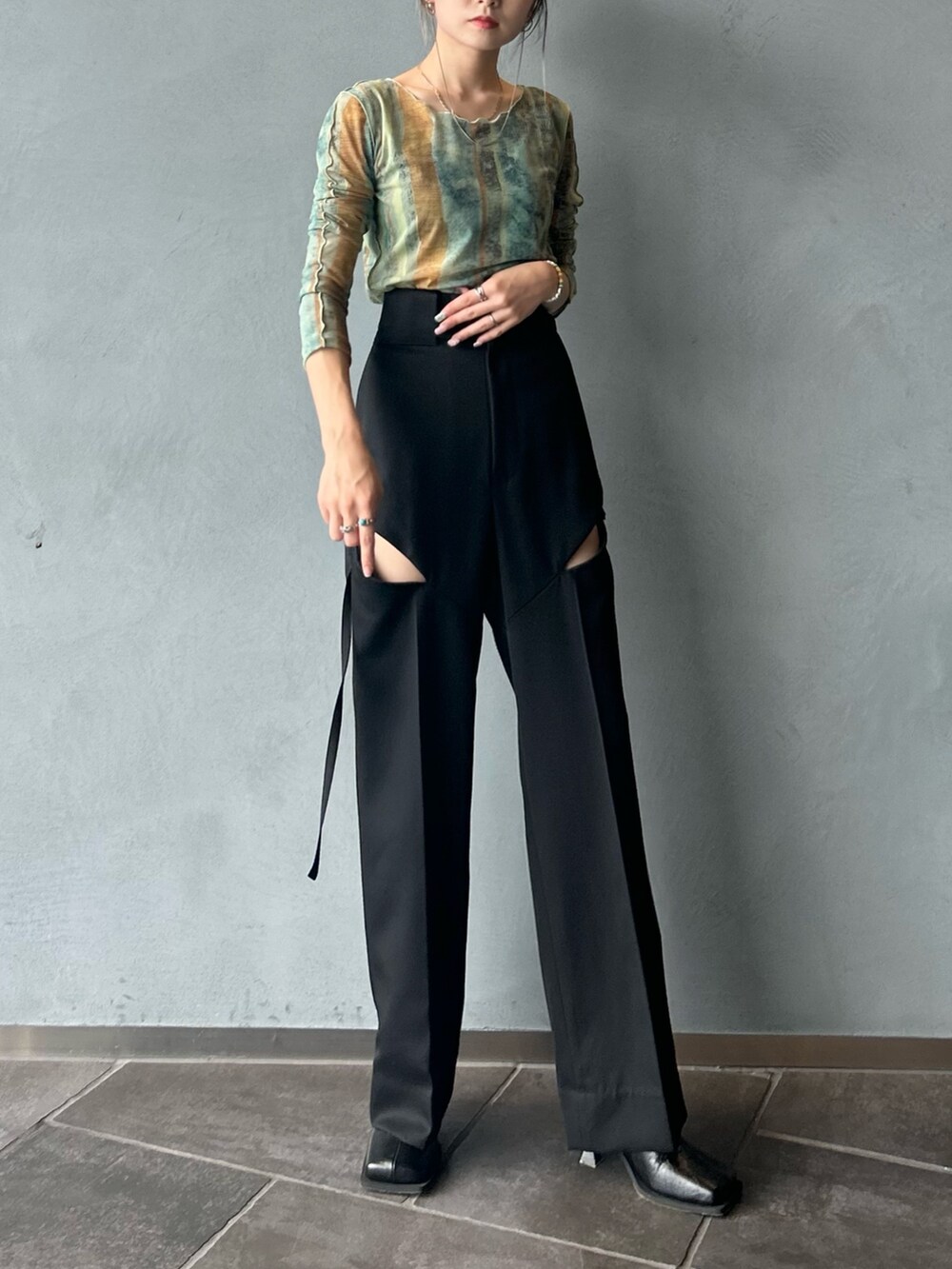 その他のTシャツ/カットソー、ブラック系のブーツを着用したレディースの秋コーディネートの3枚目の写真