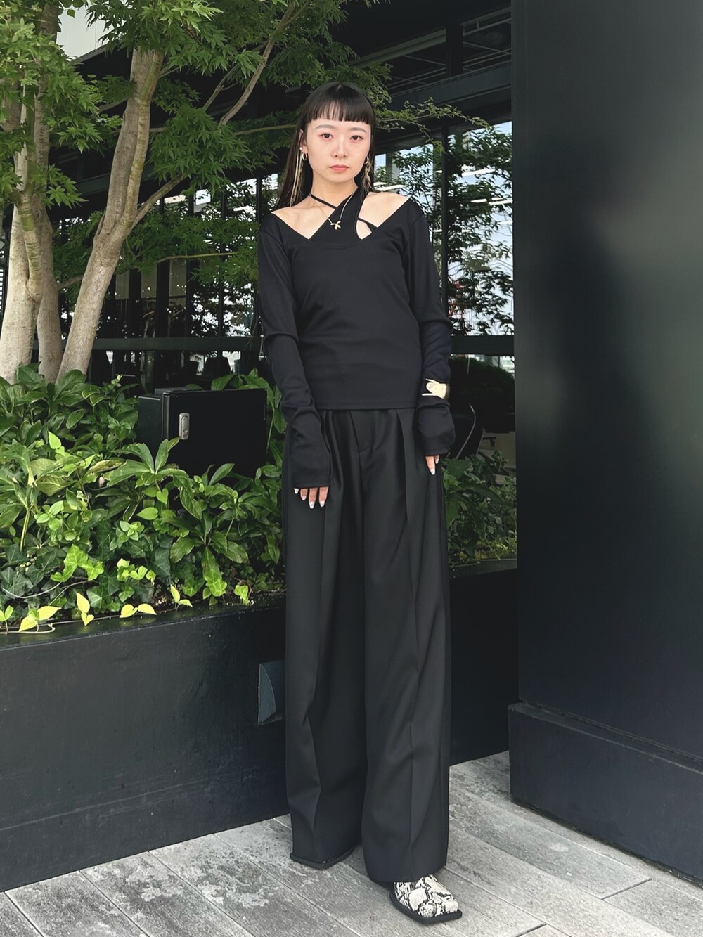ブラック系のスラックス、その他のブーツ、ブラック系のTシャツ/カットソーを着用したレディースの夏コーディネートの3枚目の写真
