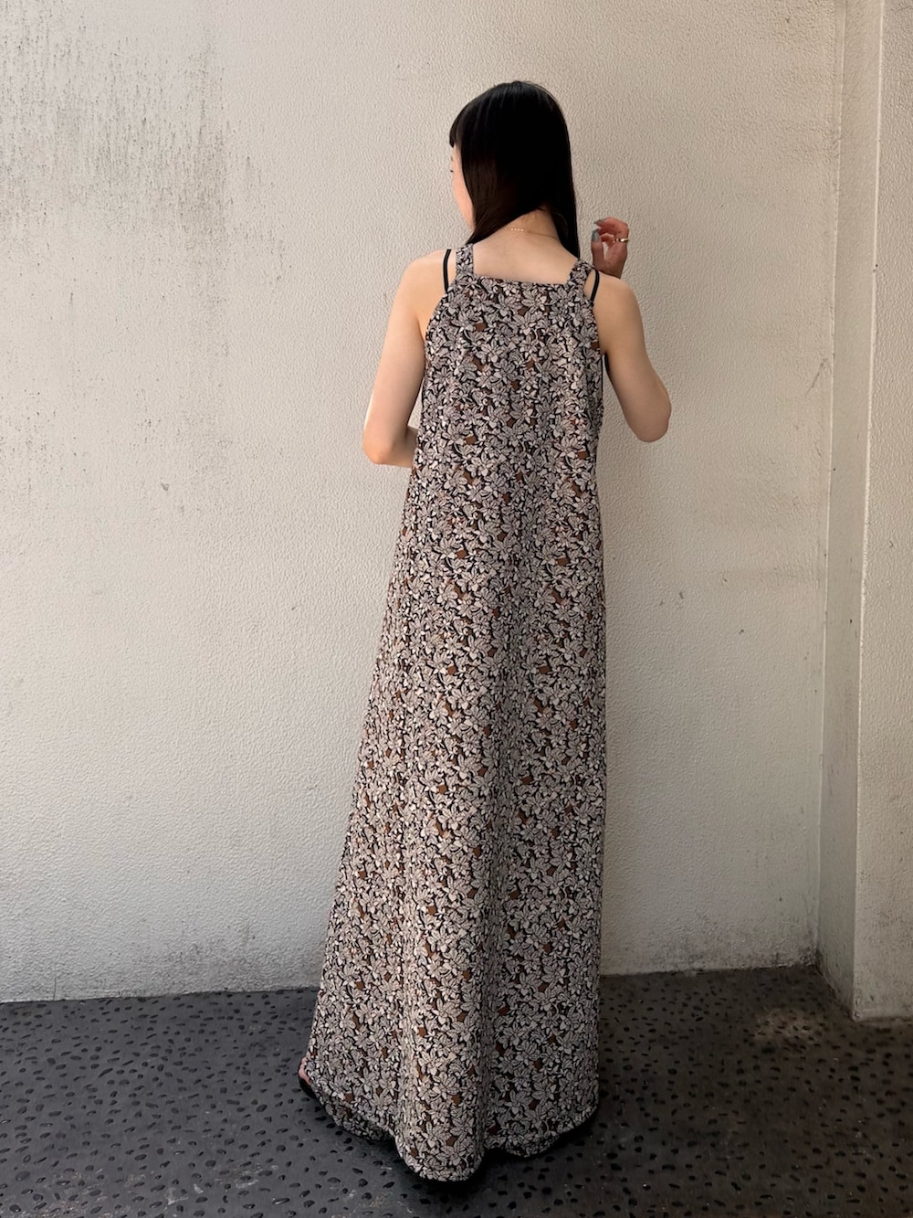 ブラック系のワンピースを着用したレディースの春コーディネートの4枚目の写真