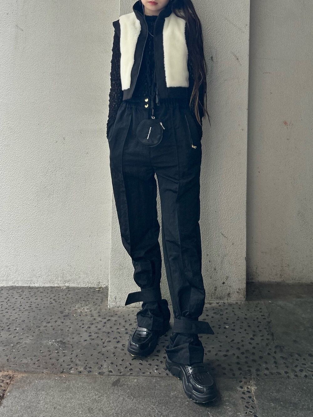 ブラック系のTシャツ/カットソー、ブラック系のカーゴパンツ、ブラック系のスマホグッズを着用したレディースの秋コーディネートの4枚目の写真