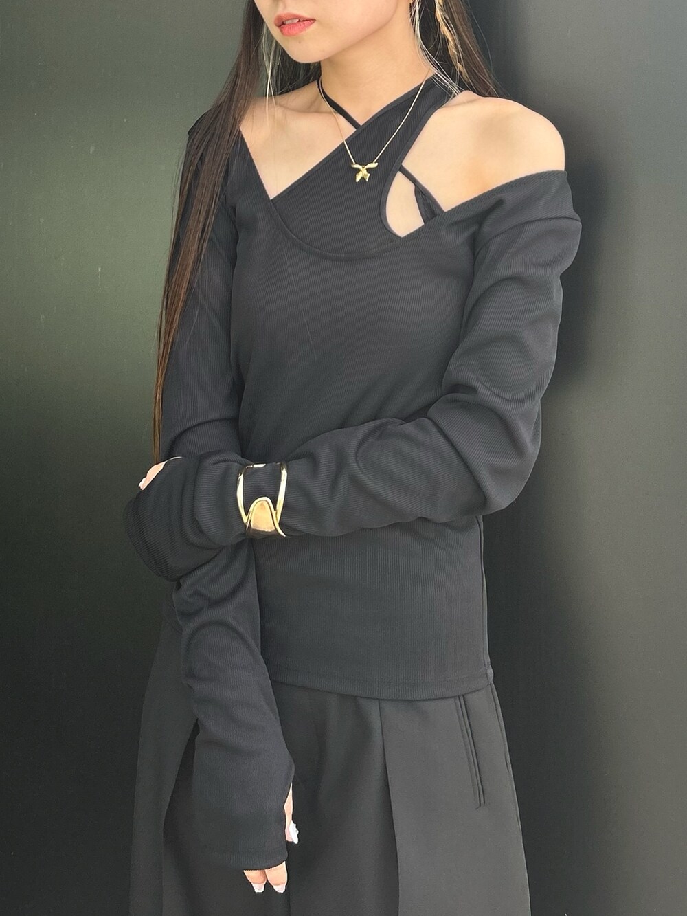 ブラック系のスラックス、その他のブーツ、ブラック系のTシャツ/カットソーを着用したレディースの夏コーディネートの5枚目の写真