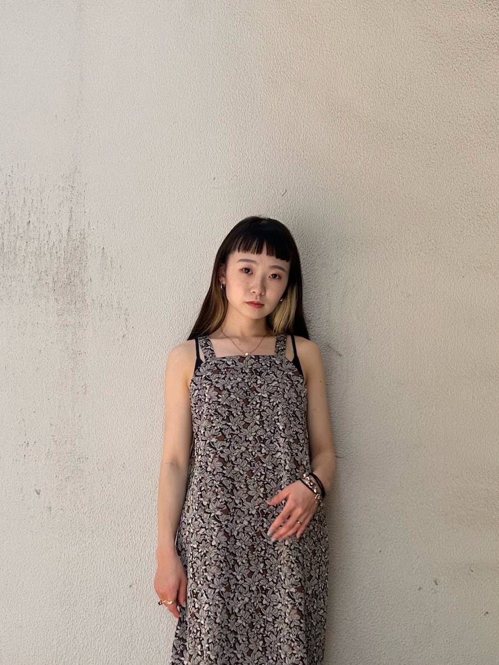 ブラック系のワンピースを着用したレディースの春コーディネートの3枚目の写真